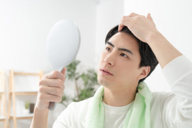 【薄毛対策】自分で治せる？効果的な治療法と抜け毛の原因を解説